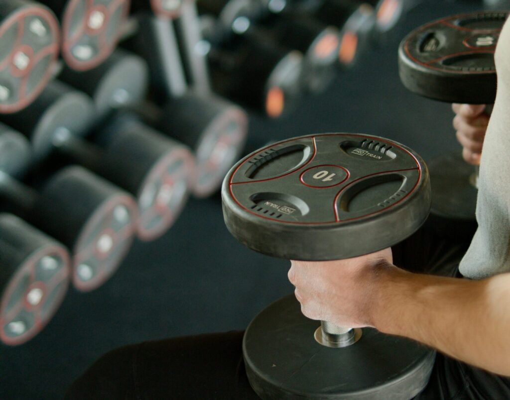 entreno con mancuernas